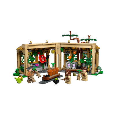 LEGO 76445 - Harry Potter - Hogwarts Castle: Herbology Class